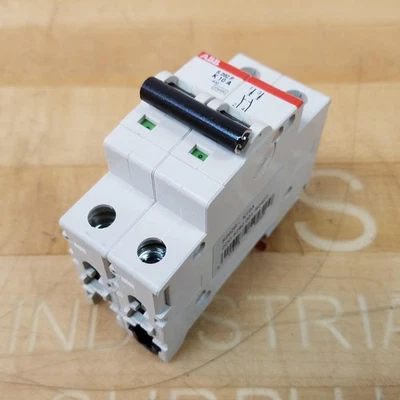 Disyuntor ABB S202P-K10A, 2 polos, 10 amperios - USADO Foto 1 de 4