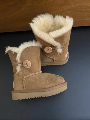 BOTAS UGG NIÑAS PEQUEÑAS NUEVAS TALLA 6 CASTAÑO Foto 1 de 4