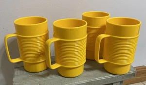 Vintage (4) Rubbermaid hellgelb gerippt stapelbar Kaffeetassen Campingbecher #3829 - Bild 1 von 10