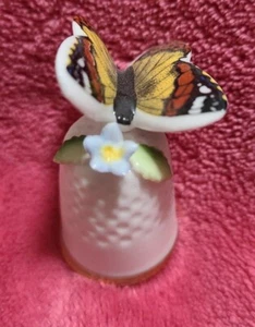 Vintage Fingerhut 1980 Enesco Schmetterling Fine Bone China Miniatur 1,75" - Bild 1 von 6