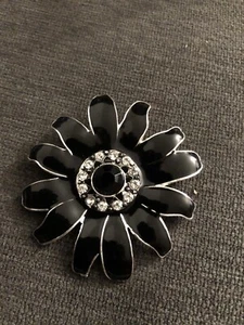 Vintage Brosche - schwarze Emaille silberfarben mit mittigem schwarzem Strass  - Bild 1 von 3