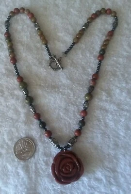 Collar artesanal colgante rosa tallada con piedras preciosas de oro Foto 1 de 4