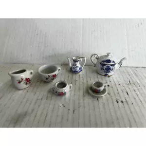 7 Stück Miniatur Blumen Puppenstube Geschirr blau rot Blumen Teekanne Tasse Untertasse - Bild 1 von 4