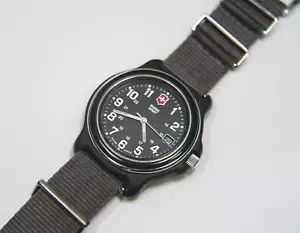 Victorinox Swiss Army Herren 24378 schwarzes Zifferblatt Datum Nylonband 40 mm Quarzuhr - Bild 1 von 4