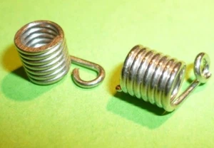 Dos resortes de anclaje Meccano, parte 176. - Imagen 1 de 1