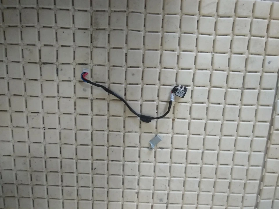 DELL LATITUDE E6530 CONNETTORE DI ALIMINTAZIONE CON SUPPORTO - Image 1 of 1