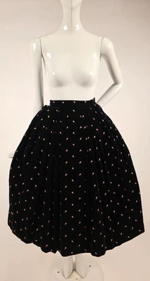 FALDA DE TERCIOPELO NEGRA BORDADA BROTE ROSA ROSA ROSA VINTAGE AÑOS 50 Foto 1 de 4