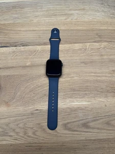 Apple Watch Series 8 45 mm Midnight-Aluminiumgehäuse mit Midnight-Sportarmband - Bild 1 von 8