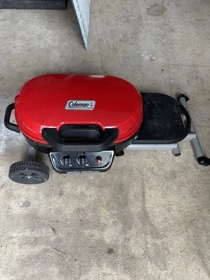 Parrilla portátil de propano de mesa roja Coleman Roadtrip 225 Foto 1 de 4