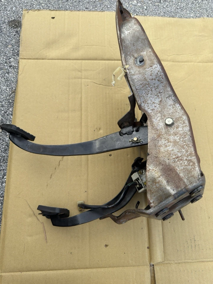 Mazda B2000 B2200 B2600 1986-1993 transmisión manual embrague y pedales de freno Foto 1 de 4