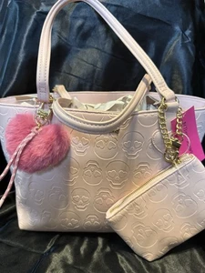 Betsey Johnson XO hellrosa Totenköpfe Beuteltasche Tasche mit Beutel & Herz Zubehör ~ Neu mit Etikett - Bild 1 von 10