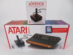 NUEVO = = Paquete de consola de videojuegos Atari 2600+ Plus juego + controlador = = SELLADO - Imagen 1 de 20