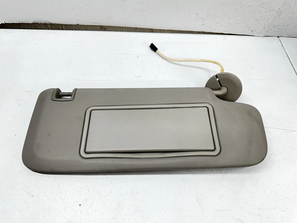 Viseira solar lateral direita Buick Regal 2011-15 passageiro destro com iluminação OEM cinza - Imagem 1 de 4