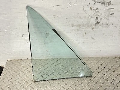 Mercedes Benz W114 W115 220D 1971 puerta trasera izquierda cuarto de vidrio SEKUPIT-F M5 Foto 1 de 4