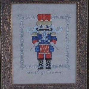 "The King's Drummer" gezähltes Kreuzstichmuster von Medeiros Needlecraft Design - Bild 1 von 3