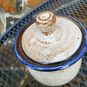 Art Studio Keramik Zuckerdose blau braune Glasur Steinzeug Künstlermarke 5" hoch - Bild 1 von 21