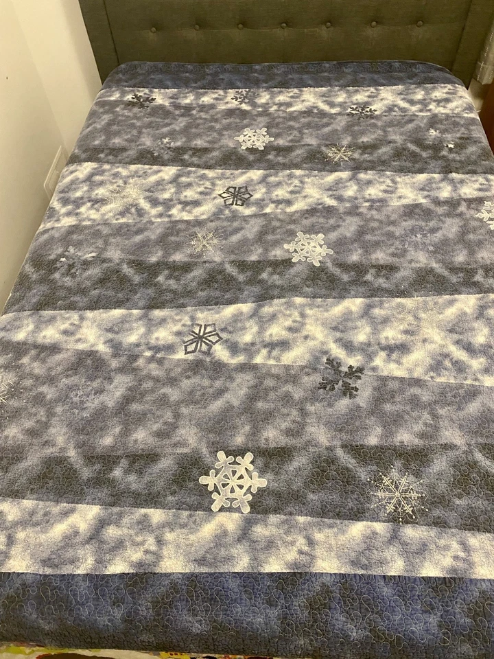 Quilt Dark Blue Navy Winter Snowflake Theme Farmhouse Full Size VERY GOOD Heavy - Image 1 of 4