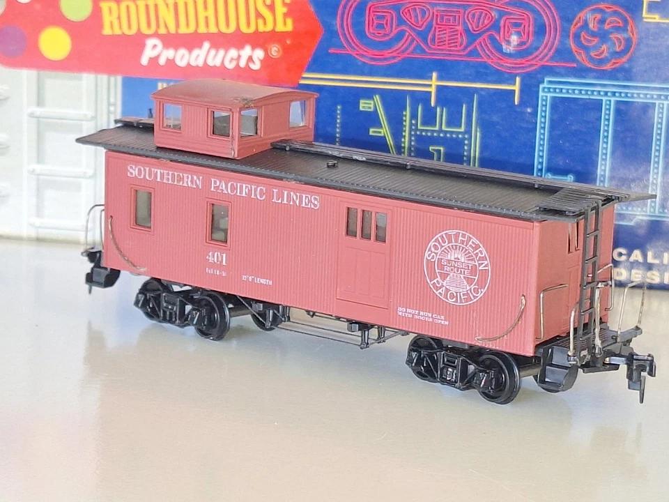 Roundhouse 3434 Southern Pacific Caboose Kit. Good cond. Boxed. HO scale - Image 1 of 4