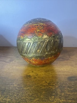 Elegante bola de madera amarilla y roja con bandas ornamentales de latón Foto 1 de 4