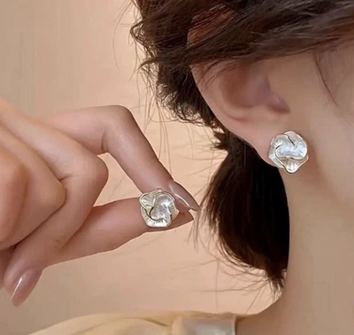 Pendientes de flores collar enchapado en oro tachuelas esmalte blanco borde dorado en una caja de regalo Foto 1 de 4