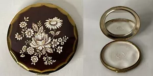 Maquillaje compacto vintage de latón de 7,5 cm con diseño de flor blanca a tapa - Imagen 1 de 12
