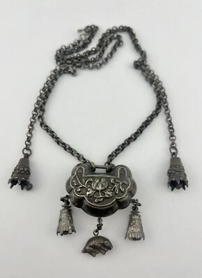 Antiguo collar colgante de plata china de longevidad con cerradura y campanas de boda 52,4 g Foto 1 de 4