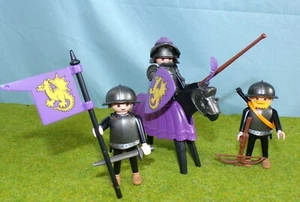 PLAYMOBIL 3669: Lila Drachenritter mit zwei Knappen, Turnierpferd - komplett #1 - Bild 1 von 2