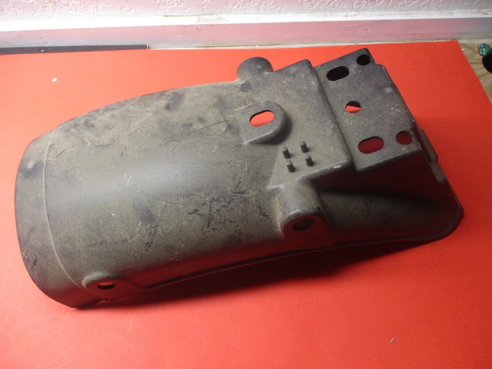 GUARDABARROS TRASERO NUEVO ORIGINAL NUEVO SUZUKI GS1000 GS850 63113-49000 Foto 1 de 3