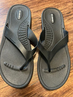 Chinelos de praia femininos Okabashi de borracha tamanho G (9.5-10.5) preto lavável - Imagem 1 de 4