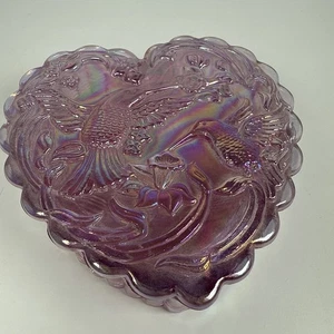 Portagioie Fenton in vetro rosa iridescente a forma di cuore con colibrì - Foto 1 di 8