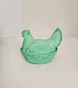 Vintage grüne Schlacke Glas Henne auf Nest/Korb 5,75" lange Jadeit Töne gespaltener Schwanz  - Bild 1 von 15