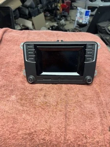 2018-2019 Volkswagen beetle AM/FM CD radio receiver 561 035 150B OEM - Picture 1 of 5