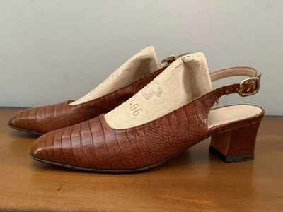 Zapatos de salón Salvatore Ferragamo marrón de cuero de cocodrilo con cordones para mujer talla 8B usados en excelente estado Foto 1 de 4