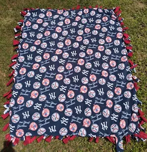 Vintage New York Yankees 50" x 60" Fleece Throw Blanket - Picture 1 of 10