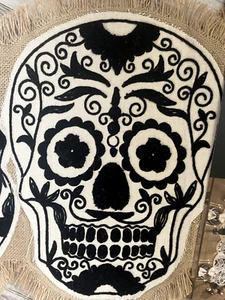 TAHARI Home MESA RUNNER Calaveras de Azúcar Día de Muertos HALLOWEEN Flecos Calavera de Azúcar - Imagen 1 de 4