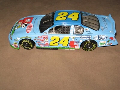Coche de stock Jeff Gordon #24 DuPont Peanuts 50th Celebration Snoopy escala 1:24 Foto 1 de 4