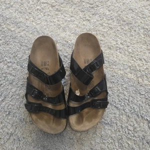 L8 M6 Euro 39 Birkenstock Birkis Patent Leather Sandals Black Buckle Strap - Picture 1 of 8