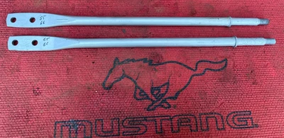 Par de brazos de varilla de puntal inferior Ford Mustang 1965 1966 originales Ford hilos buenos Foto 1 de 2