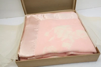 Manta de bebé de colección con ribete de algodón y satén 36” x 50” rosa blanco cono EE. UU. Houston TX Foto 1 de 4