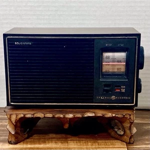 Vintage General Electric GE Solid State AM-FM Desk Radio Model T2210A Works - Picture 1 of 11