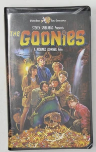 THE GOONIES [1985 RELEASE] (VHS, 2001, Black Clamshell) - Imagen 1 de 8