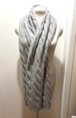 Hollister bufanda de punto grueso gris claro, 72 pulgadas, clásica, pulida, preppy usada en excelente estado Foto 1 de 4