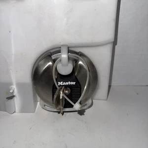 Master Lock M50XT Magnum 2-3/4 Zoll Breites Edelstahl Diskus Vorhängeschloss mit Schlüssel - Bild 1 von 2