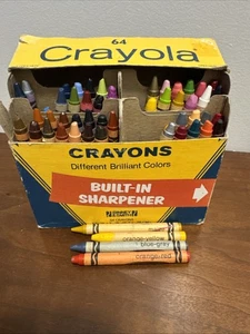 Vintage Crayola Buntstifte 64 Stück Box mit Anspitzer 53 Buntstifte 4 Retired - Bild 1 von 11