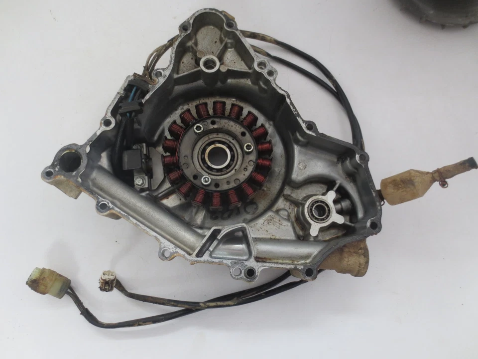 Estator Arctic Cat 650 V2 2005 usado OEM con cubierta lateral del motor Foto 1 de 4