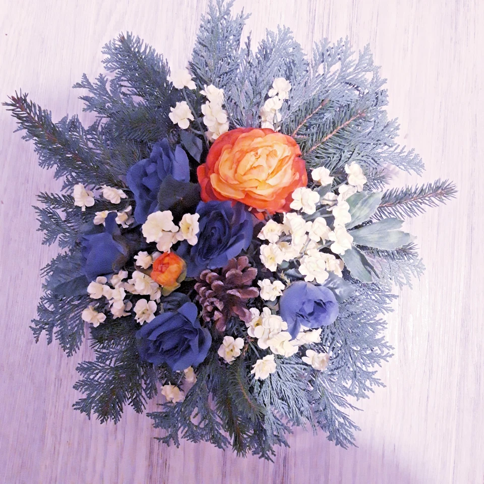 Grabgesteck Grableger oranblauweiß ca. 35 cm ∅ mit Naturreißig & künstl. Blumen - Bild 1 von 1