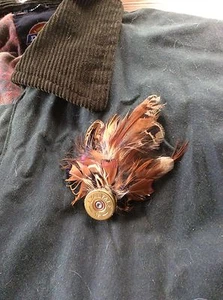 NATURAL FEATHER LAPEL PIN , IN SPENT CARTRIDGE. COUNTRY WEAR - Picture 1 of 5
