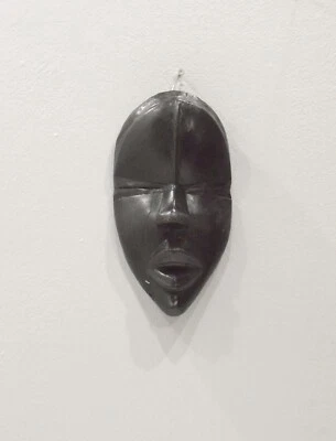 Máscara de madera bruñida africana Dan Liberia Foto 1 de 4