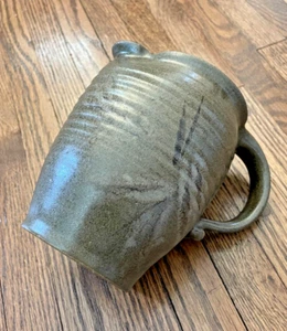 Vaso brocca ceramica lanciata a mano ARTISTA FIRMATO verde marrone rustico casale 6X7" - Foto 1 di 5