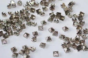 100x quadratische Pyramidennieten Krallennieten, 9 x 9 mm, Silber-Nickel, USA - Picture 1 of 6